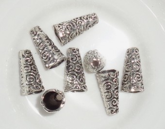 Capacel decorativ tuguiat argintiu antichizat 18x9mm, cu spirale - 2buc