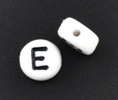 Margele Acril alfabet negru pe fond alb, litera 'E' 7mm - 50buc (calit. 1)
