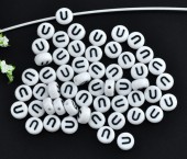 Margele Acril alfabet negru pe fond alb, litera 'U' 7mm - 50buc (calit.1)