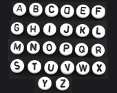 Margele acril alfabet NEGRU pe fond alb mix 7mm - 500buc (calit.1) 