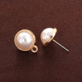 Tortite cercei cu tija si perla acril alba de 9mm si margine rotunjita, 15x12mm placate cu aur (2buc)