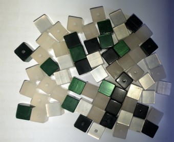 Margele rasina cub 10mm latura, mix alb+verde smarald - 65 buc