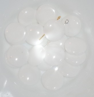 Margele sticla Cehia rotunde plate, gen cabochon, cu 2 gauri, alb opac lucios 18x5mm (03000) (1buc)