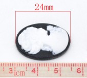 Cabochon rasina oval 24x18mm negru cu doamna alba (1buc)