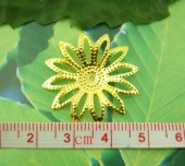 Floare filigran 29mm diam. placata cu aur, cu petale tuguiate (1buc)