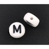 Margele Acril alfabet negru pe fond alb, litera 'M' 7mm - 50buc (calit.1)