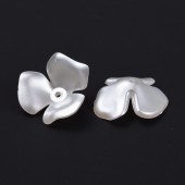 Margele capacel acril flori Mari 3 petale alb perlat 22x6,5mm - 10buc