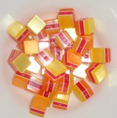 Margele rasina cub galben/rosu/portocaliu 12mm latura (1buc)