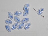 Margele sticla Cehia frunze 12x7mm alb opac lucios cu striatii albastre (03000/54202) - 10buc