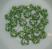 Margele sticla Cehia frunze crete 13x11mm vernil cu striatii argintii (53320/81800) (1buc)