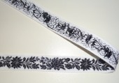 Panglica bbc alb brodata cu flori/frunze negre 2,2cm lat. - 50cm